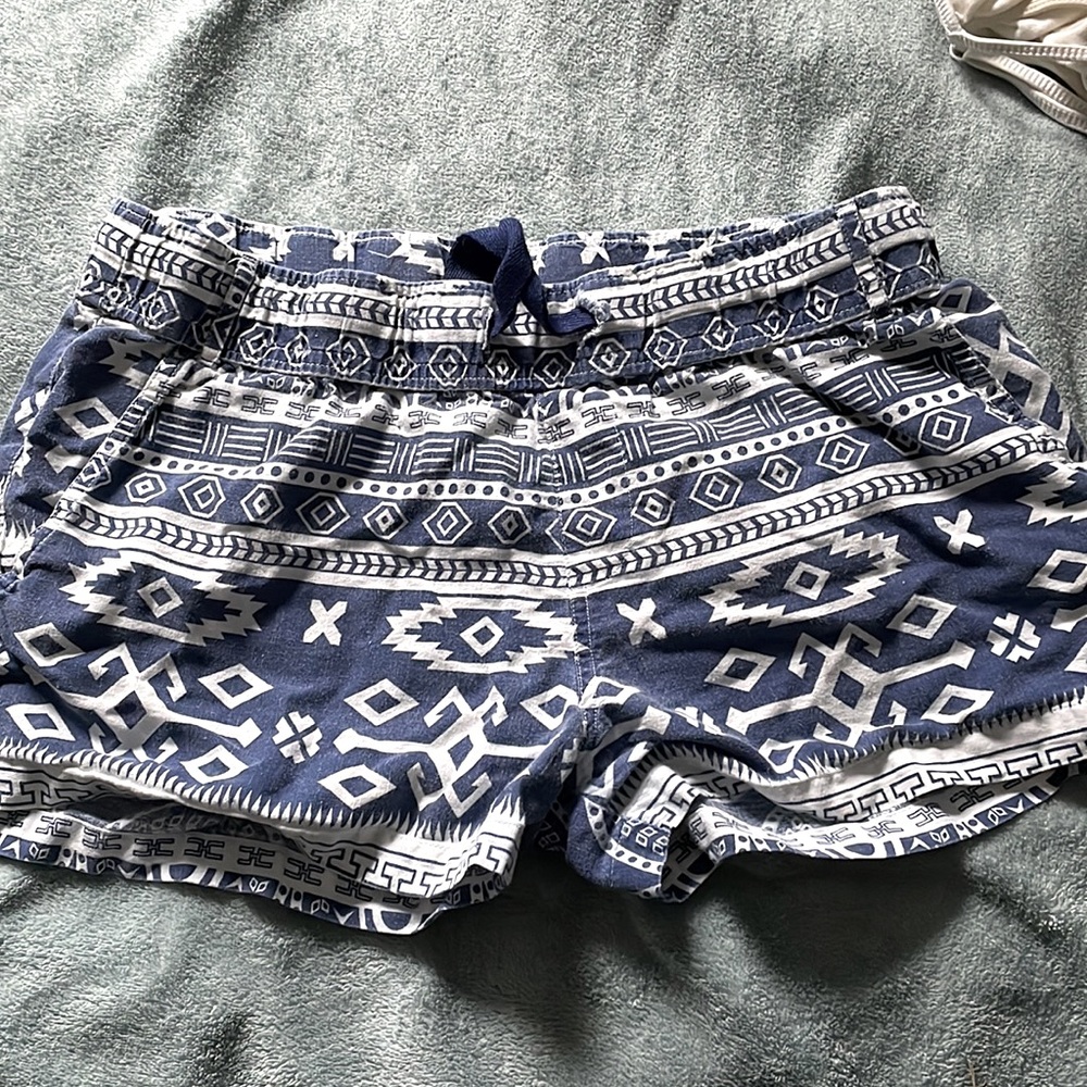 Short Bermuda shorts, blue and white with tie